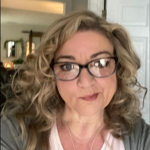 Meet your Posher, Laurie